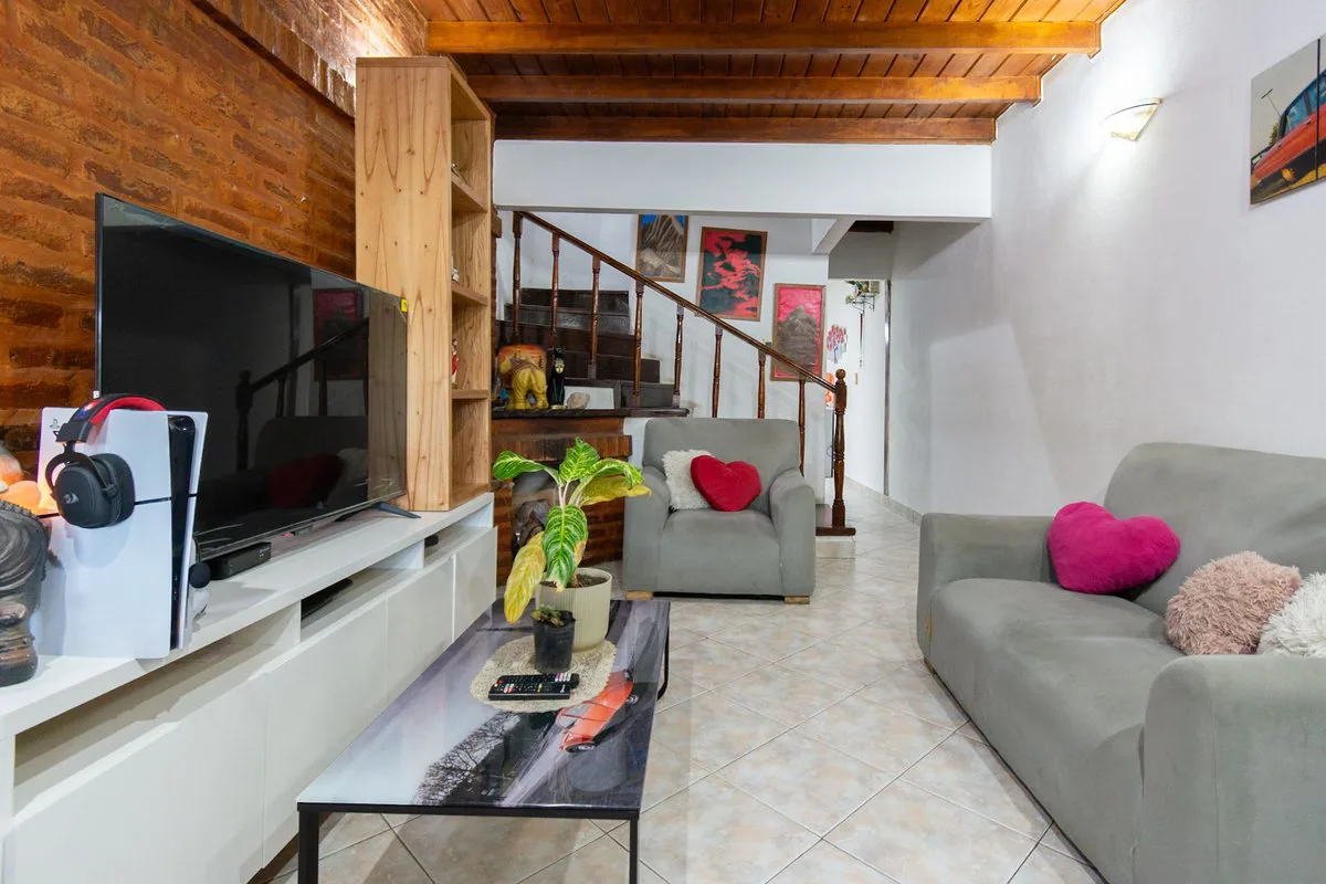 CASA EN VENTA. 4 AMBIENTES. TRIPLEX. CASEROS foto 3