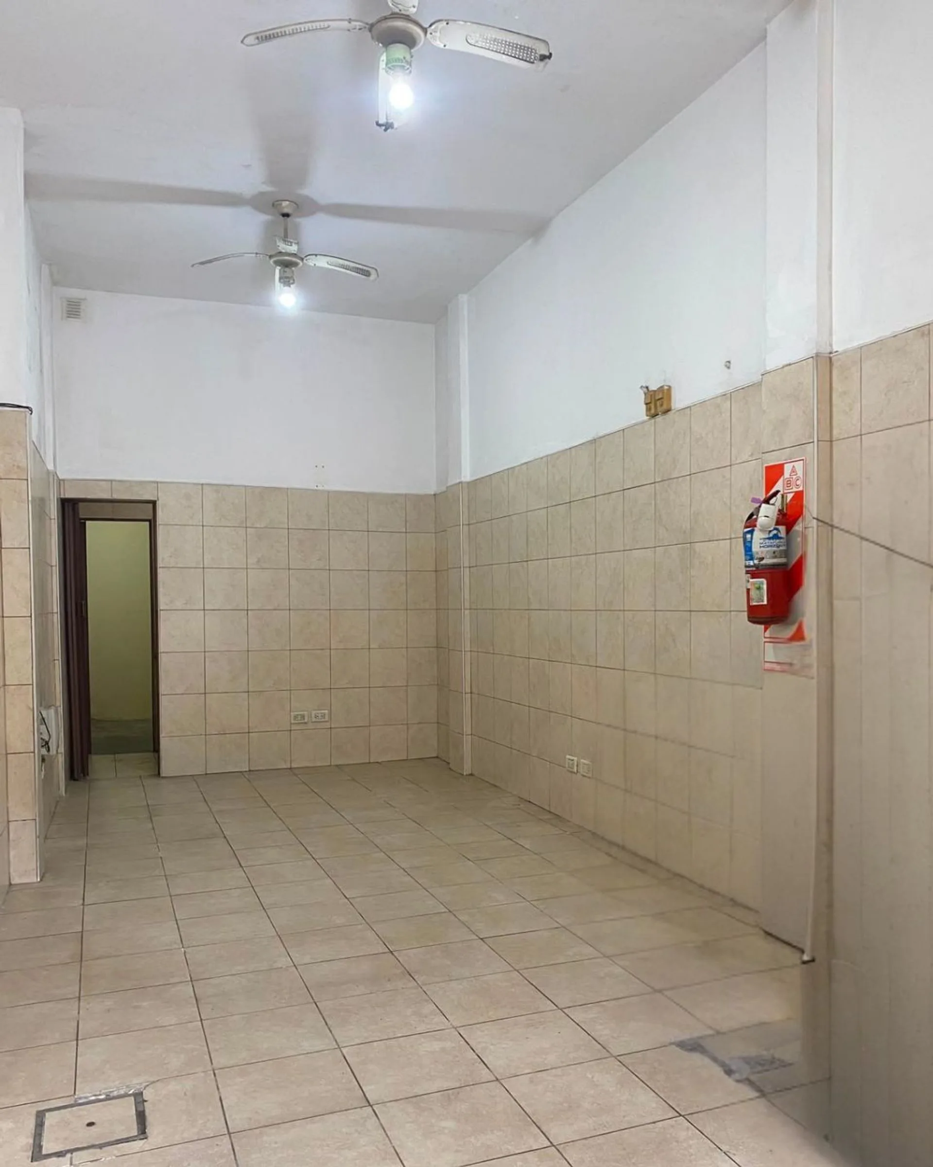 EN VENTA LOCAL COMERCIAL TABLADA foto 5