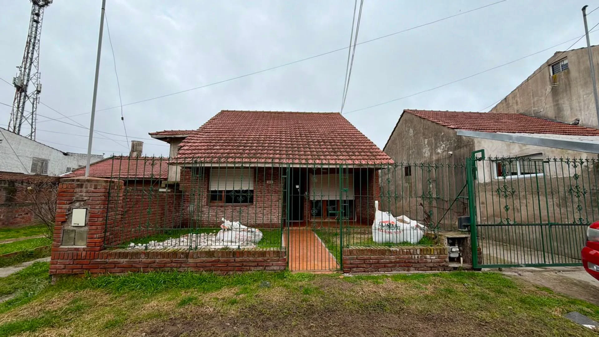 Venta PH tipo casa 3 ambientes, jardin, a reformar foto 2