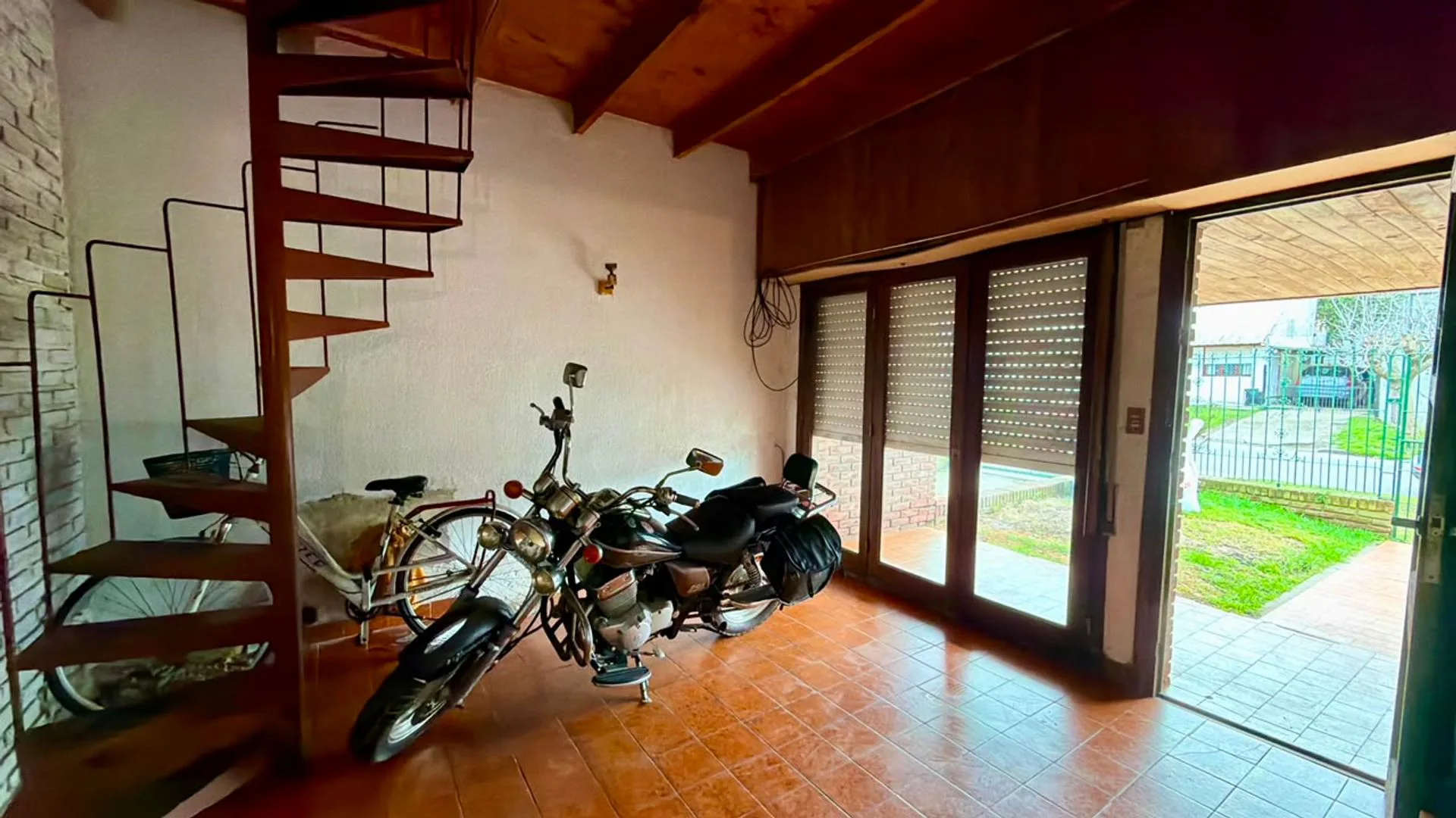 Venta PH tipo casa 3 ambientes, jardin, a reformar foto 3