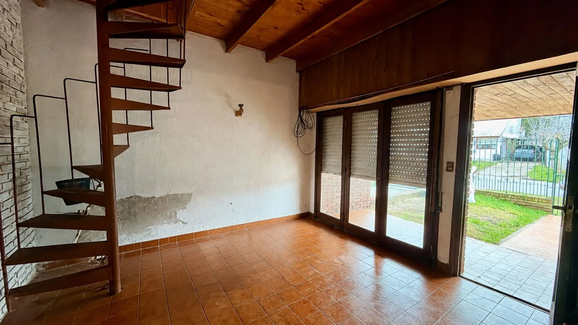 Venta PH tipo casa 3 ambientes, jardin, a reformar foto 4