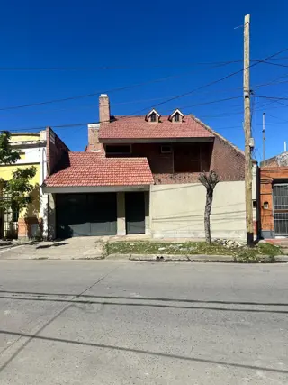 Casa con Quincho y Pileta, Calle Saavedra! foto 1