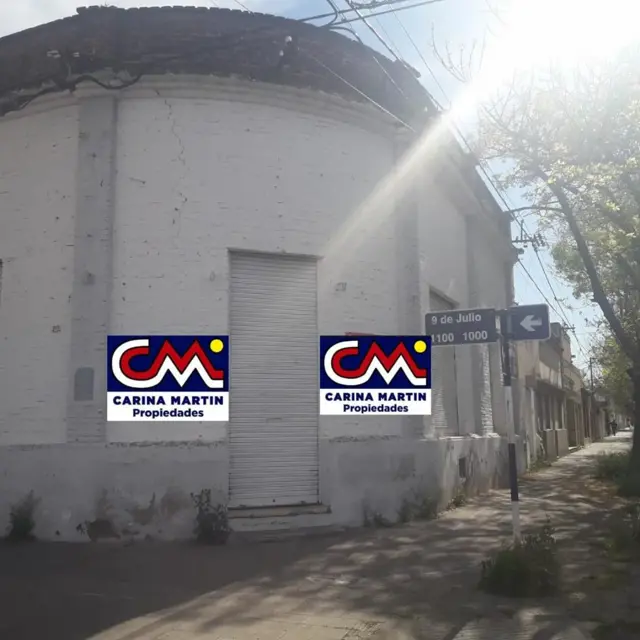 Importante esquina comercial. Inmueble a reciclar o demoler. Barrio Km5. Frente a club deportivo y salón de eventos.