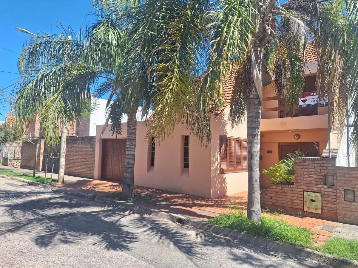 Casa 4 Dormitorios  Pileta en Barrio San Salvador foto 2
