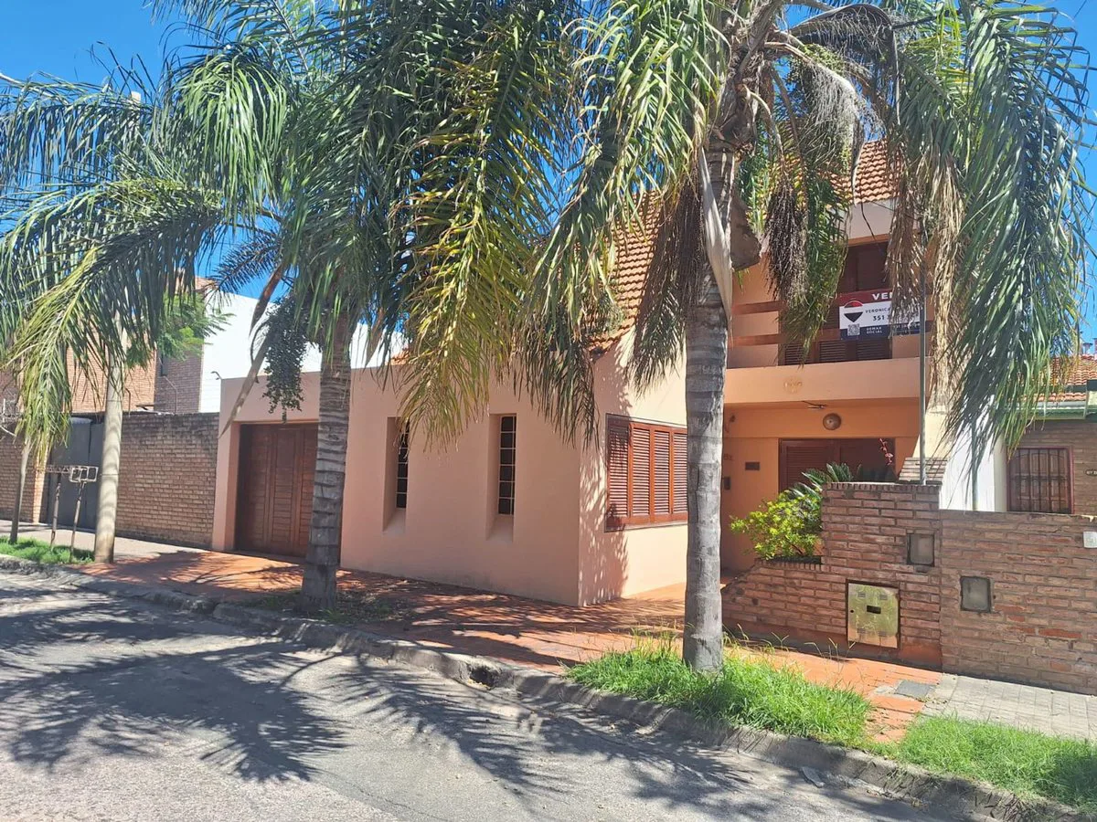 Casa 4 Dormitorios  Pileta en Barrio San Salvador foto 3