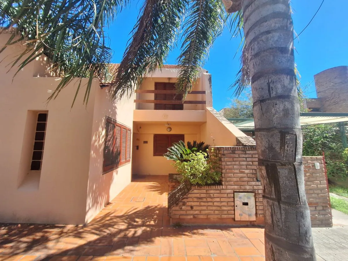 Casa 4 Dormitorios  Pileta en Barrio San Salvador foto 5