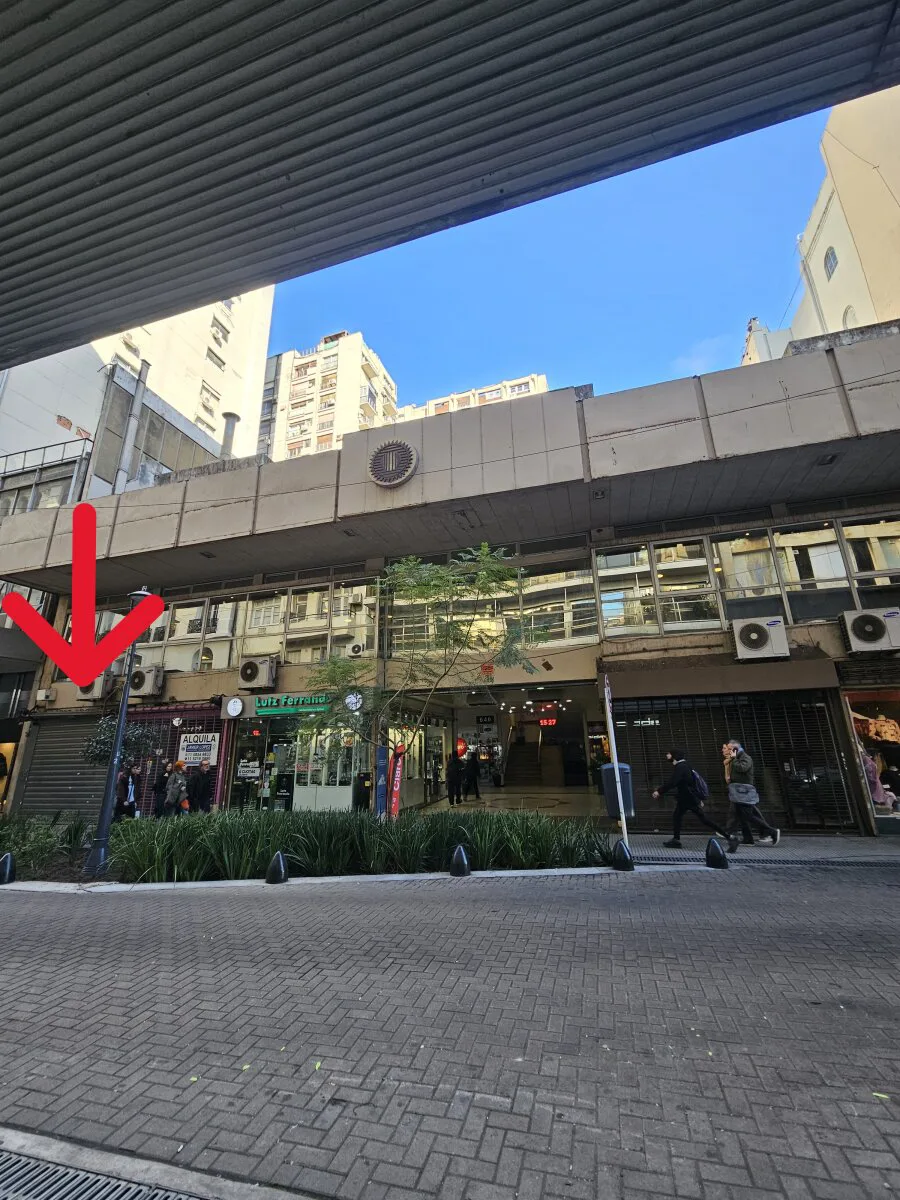 Local en espectacular zona comercial de Retiro. a metros de peatonal Florida
