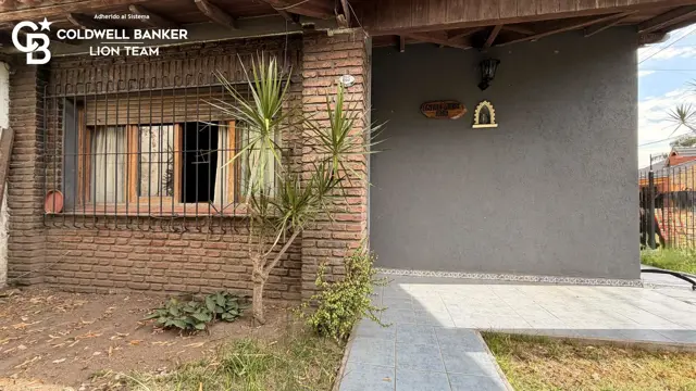 Casa 4 Amb. c/ Terraza y Altillo en Villa Luzuriaga — Apto Crédito, Escritura Inmediata