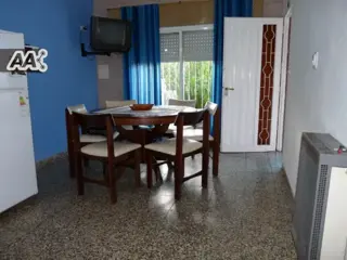 CHALET EN BARRIO RESIDENCIAL – AMPLIO – COMODO – CON PILETA foto 2
