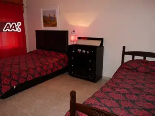 CHALET EN BARRIO RESIDENCIAL – AMPLIO – COMODO – CON PILETA foto 4