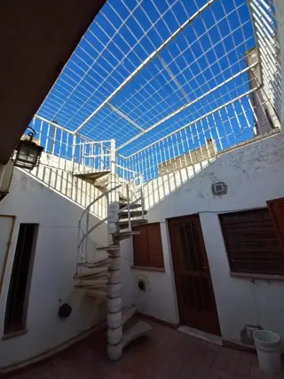 ALQUILER CASA 3 DORMITORIOS BARRIO CENTRO CON PATIO Y TERRAZA foto 2