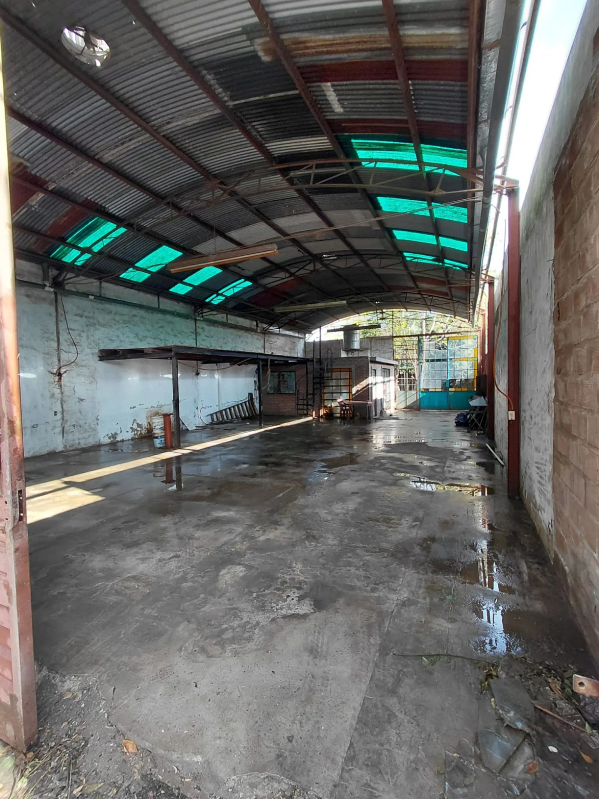 VENTA TERRENO 10X46 CON GALPON Y OFICINA EN LUJAN foto 2