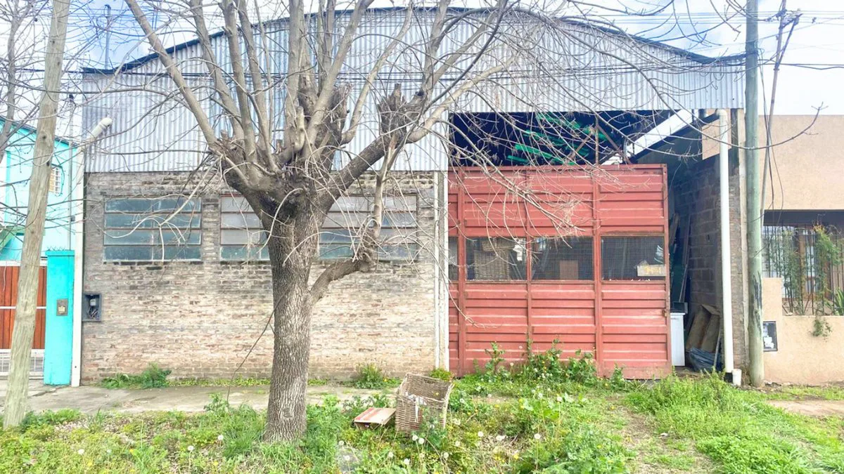 VENTA TERRENO 10X46 CON GALPON Y OFICINA EN LUJAN foto 3