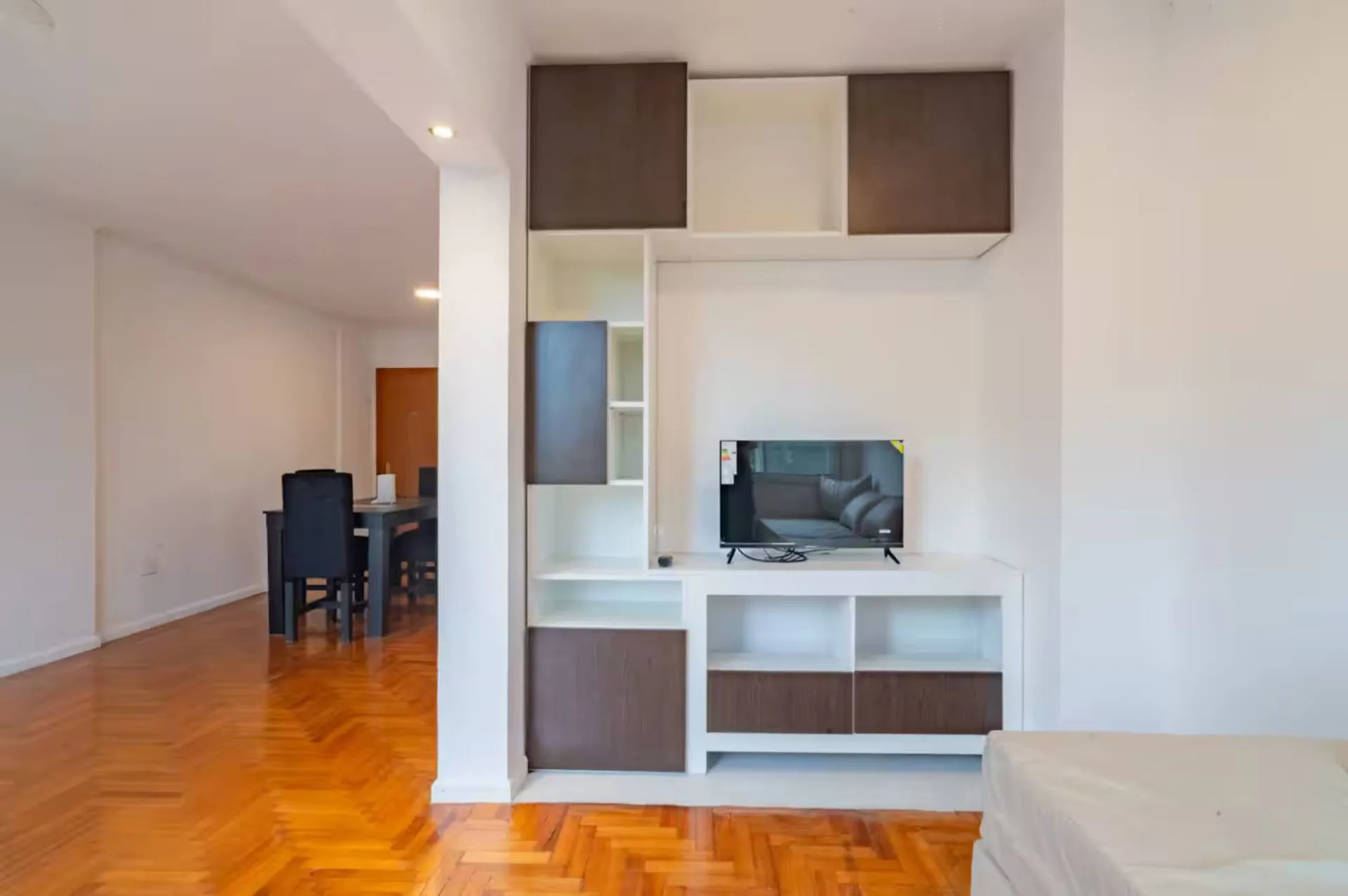 Dpto dos dorm. Renovado con cochera. Costanera foto 2