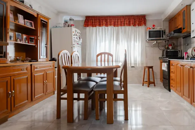 CASAS EN VENTA  5 DORMITORIOS PATIO Y COCHERA