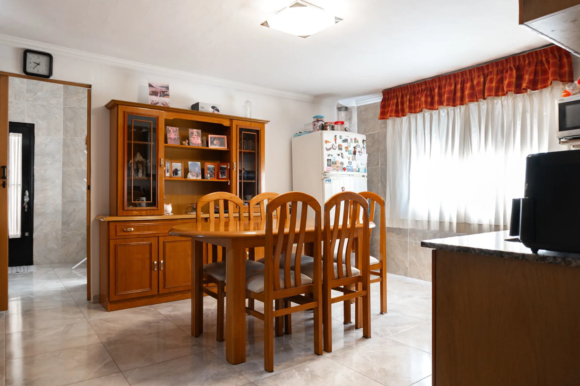 CASAS EN VENTA  5 DORMITORIOS PATIO Y COCHERA foto 3