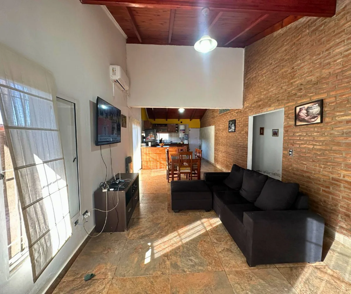 Venta de Casa de 3 Dormitorios con Pileta foto 2