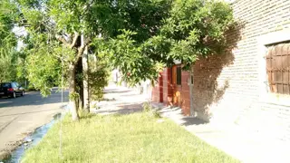 LOTE EN VENTA EN ESQUINA 170 M2 TOTALES VACIO Y LISTO PARA CONSTRUIR. foto 2