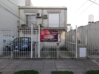 ALQUILER - DEPTO. 2 AMBIENTES C/ENTRADA DE AUTO - AL FRENTE foto 1
