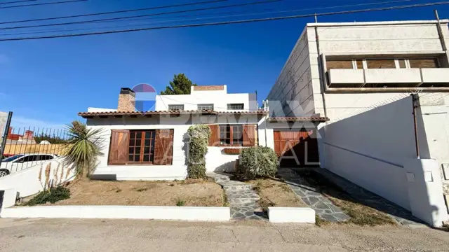 CASA de 3 DORMITORIOS BARRIO PUEYRREDÓN