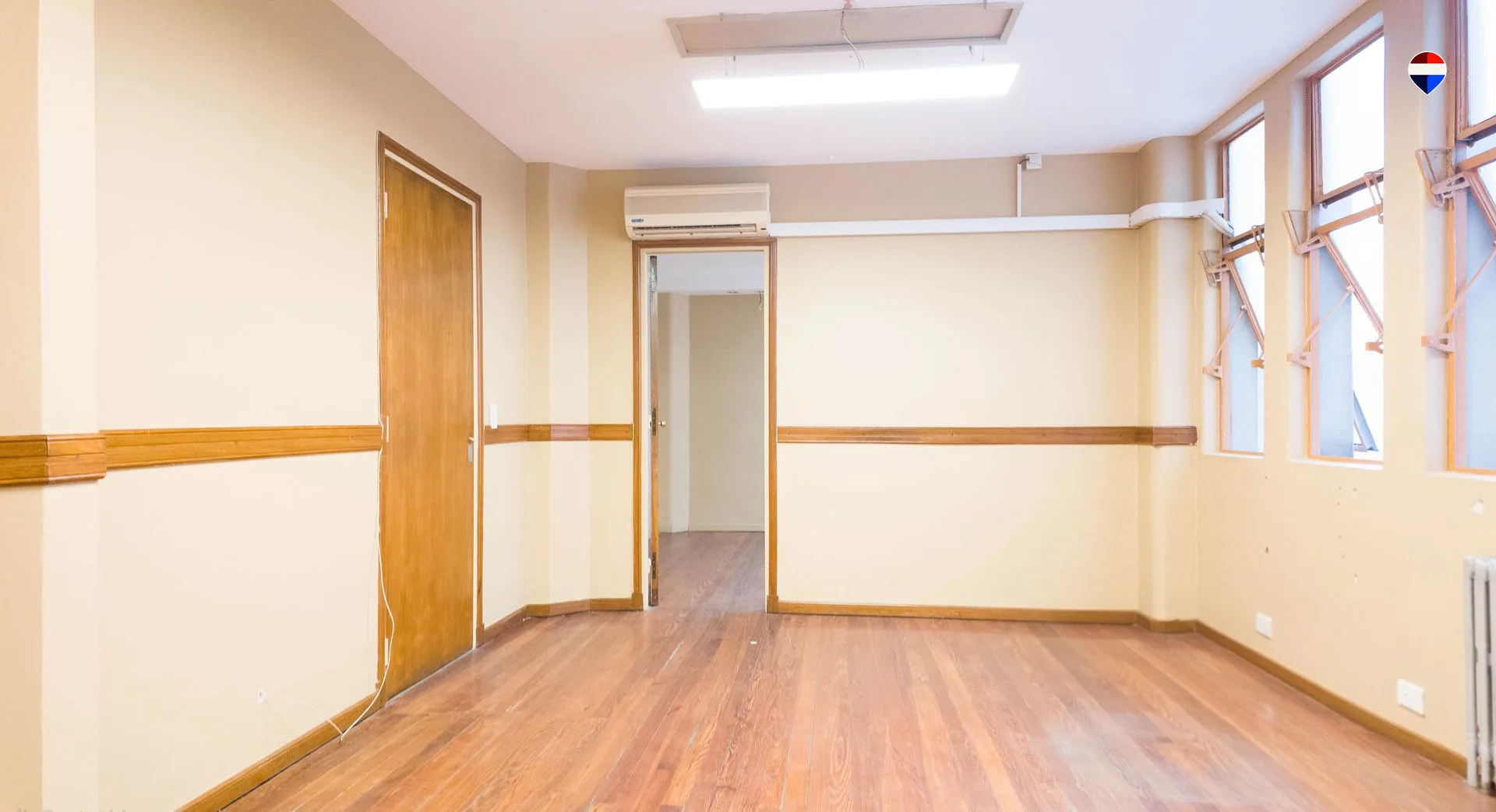VENTA  OFICINA  DISTINGUIDA PALACIO BAROLO foto 2