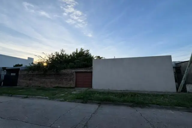 Casa en venta 5 ambientes en Castelar cochera y jardín