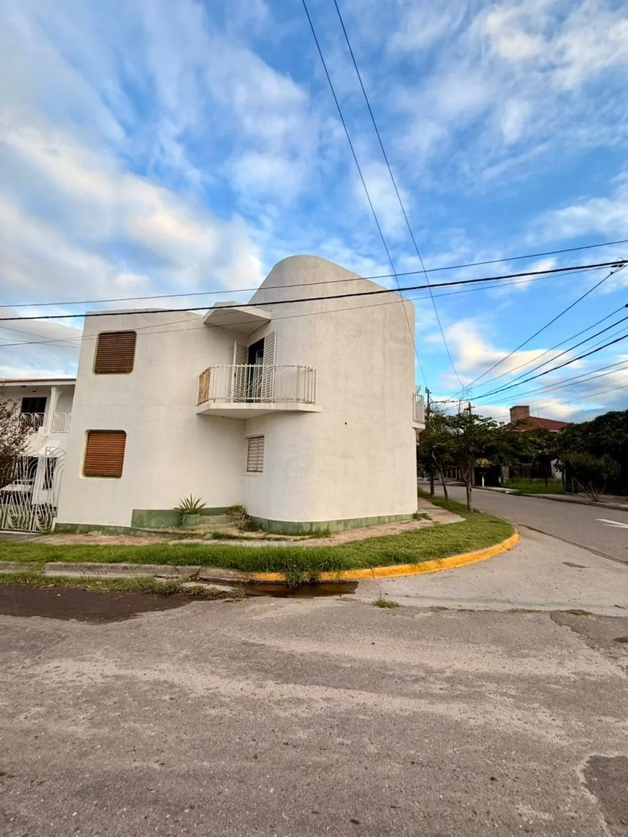 Se vende casa a metros de Av. Illia