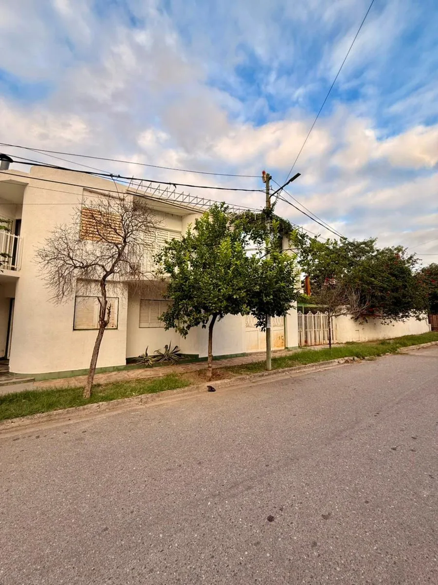 Se vende casa a metros de Av. Illia foto 3