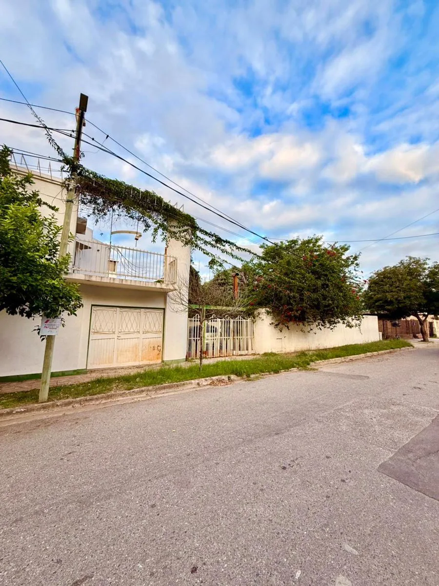 Se vende casa a metros de Av. Illia foto 4