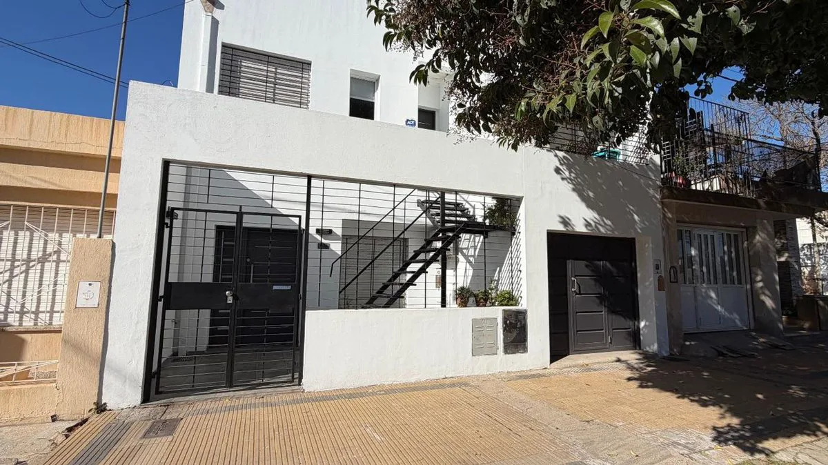 VENTA CASA 2 DORMITORIOS PATIO Y COCHERA foto 2
