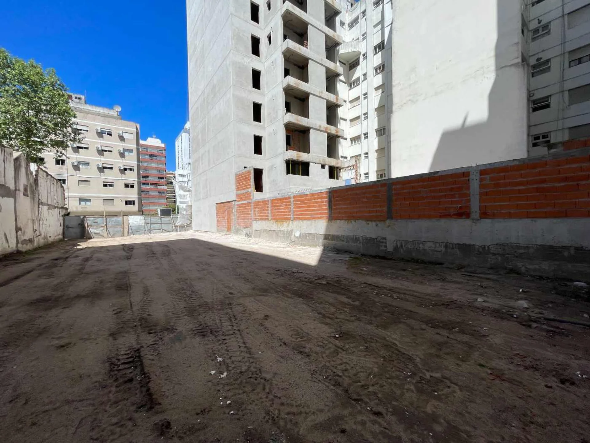 ALQUILER LOTE PARA COCHERAS ZONA LA PERLA foto 2
