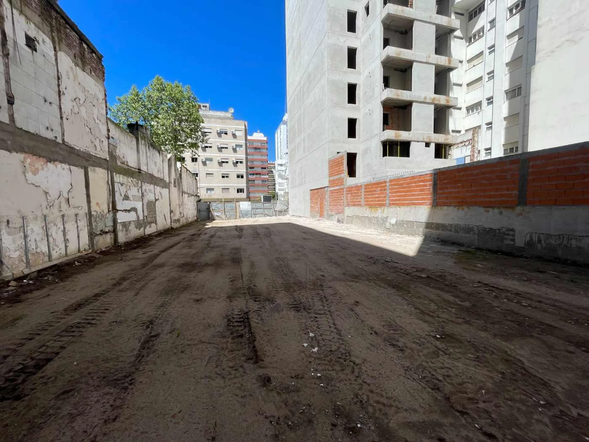 ALQUILER LOTE PARA COCHERAS ZONA LA PERLA foto 3