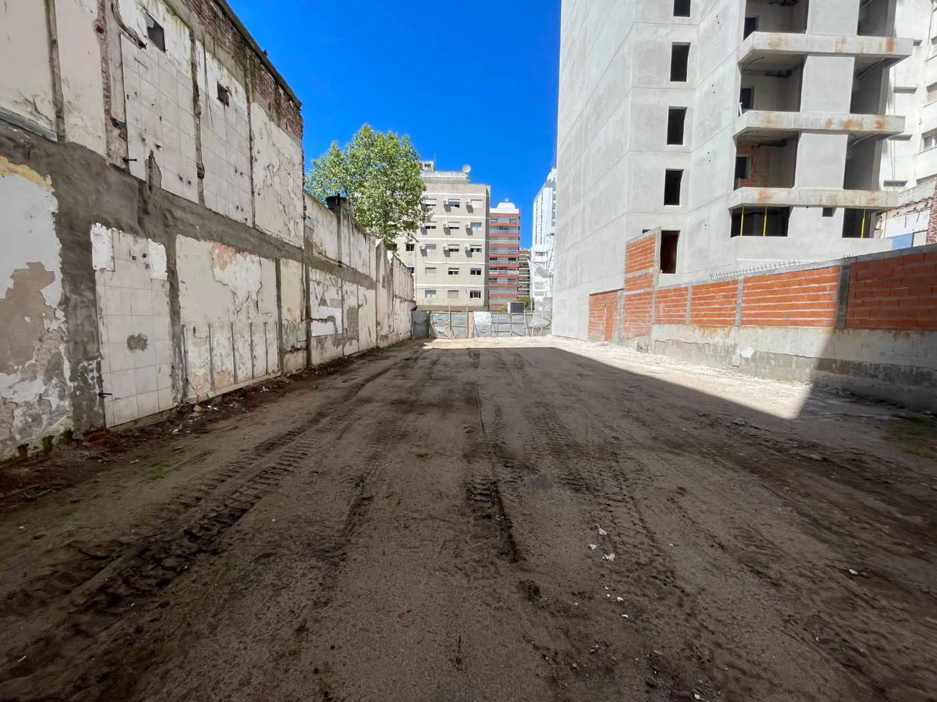 ALQUILER LOTE PARA COCHERAS ZONA LA PERLA foto 4