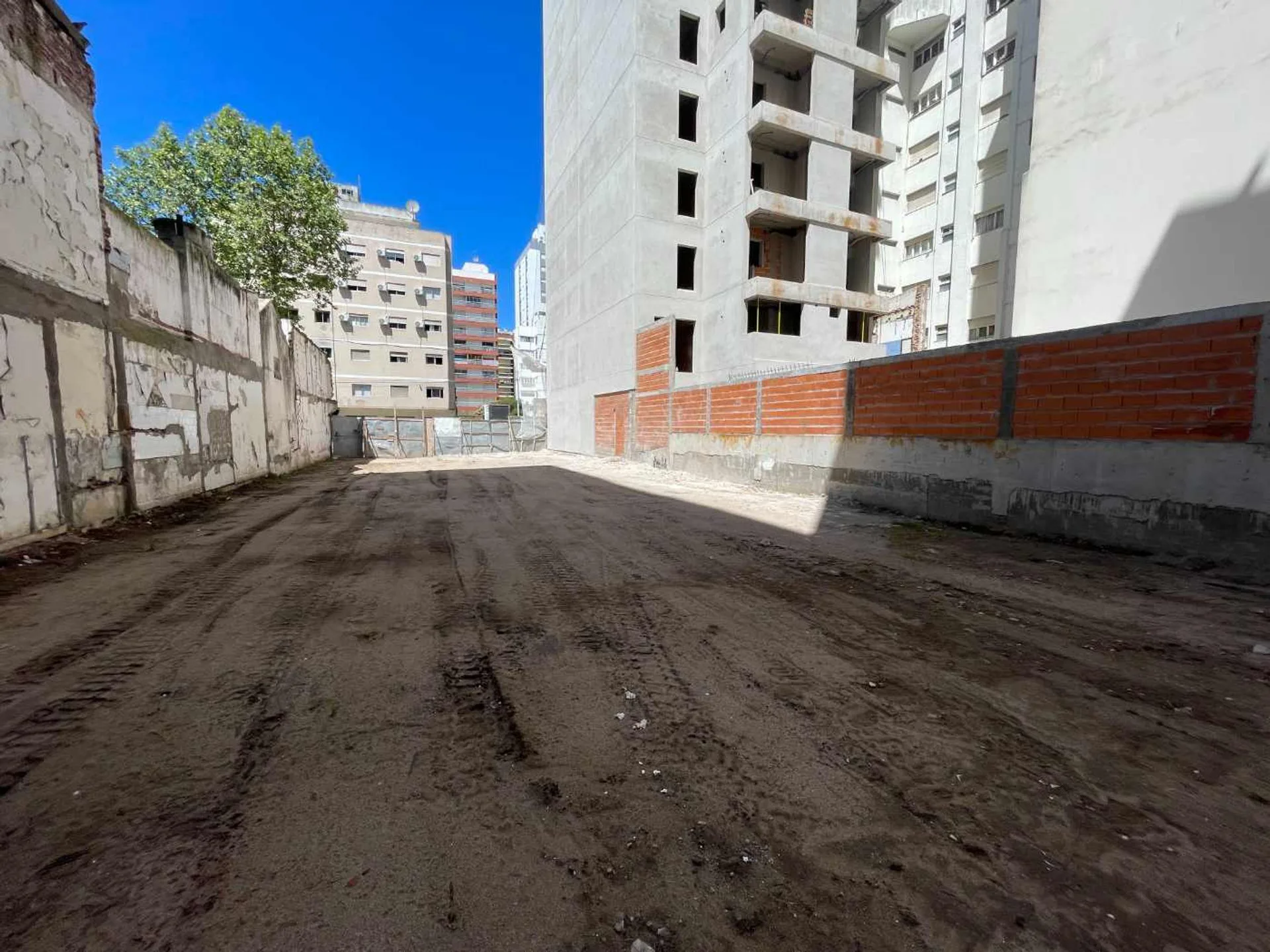 ALQUILER LOTE PARA COCHERAS ZONA LA PERLA foto 5