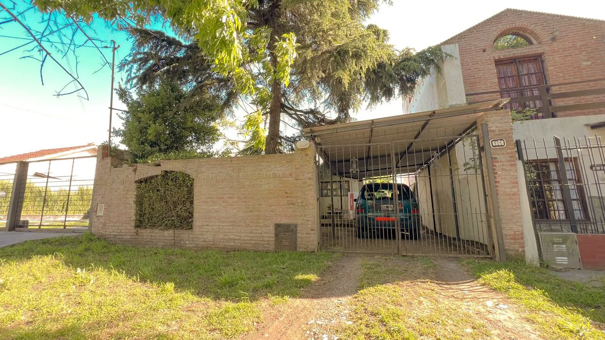 VENTA CASA 3 AMBIENTES CON PARQUE LOS PINARES