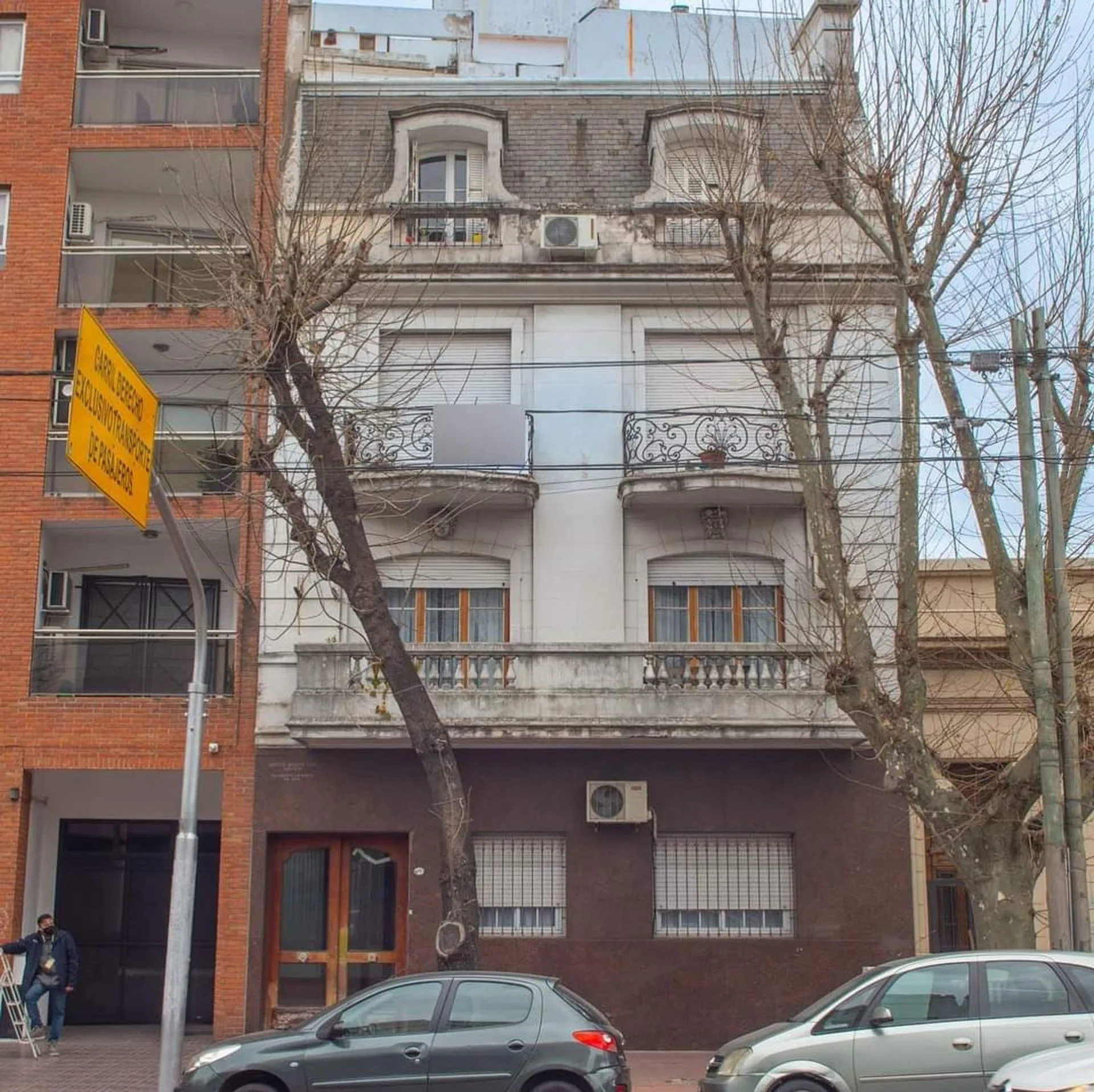 Departamento 5 amb. PB sobre Av. Mitre Avellaneda foto 2