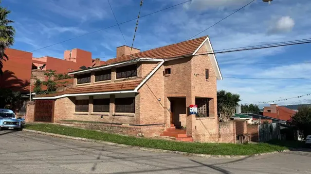 VENTA CASA B° LOS PERALES 4 DORM ESQUINA