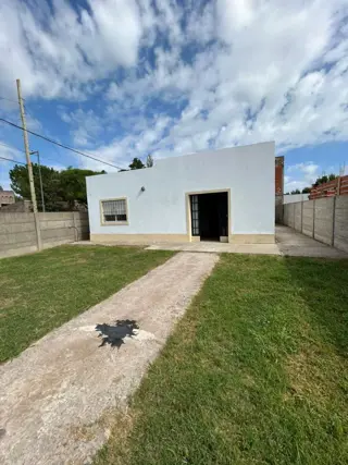 CASA EN VENTA - CORONEL BRANDSEN foto 1