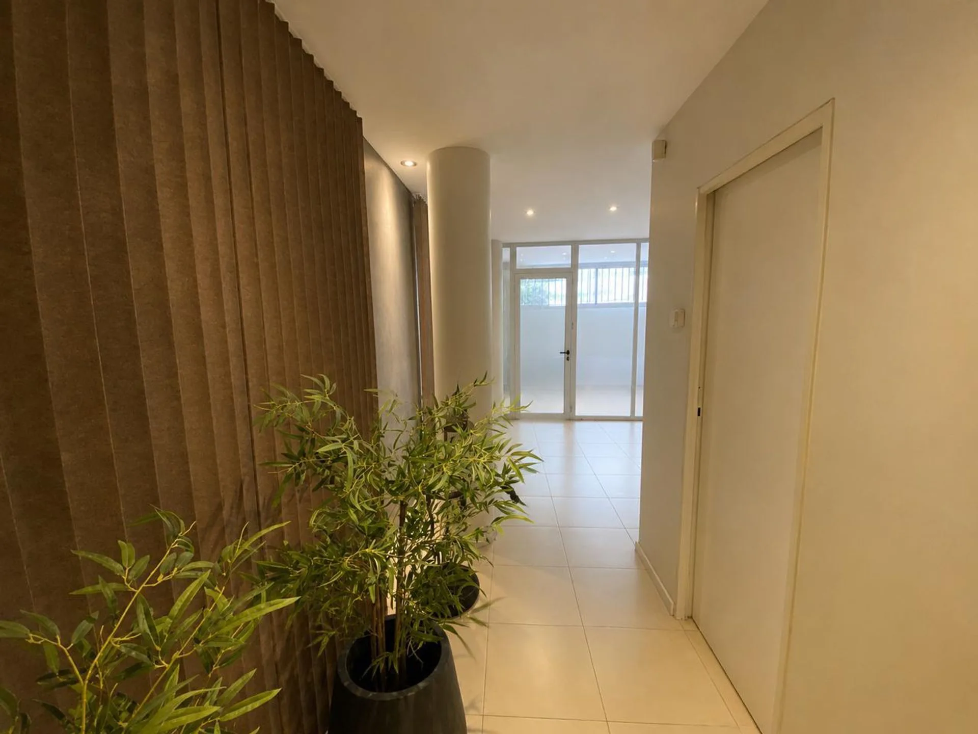 OFICINA EN VENTA LA PLATA  CON COCHERA foto 4