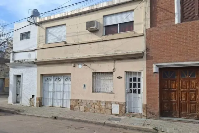 Casa Arroyito: 2 Dorm+Comodín, Cochera y Patio