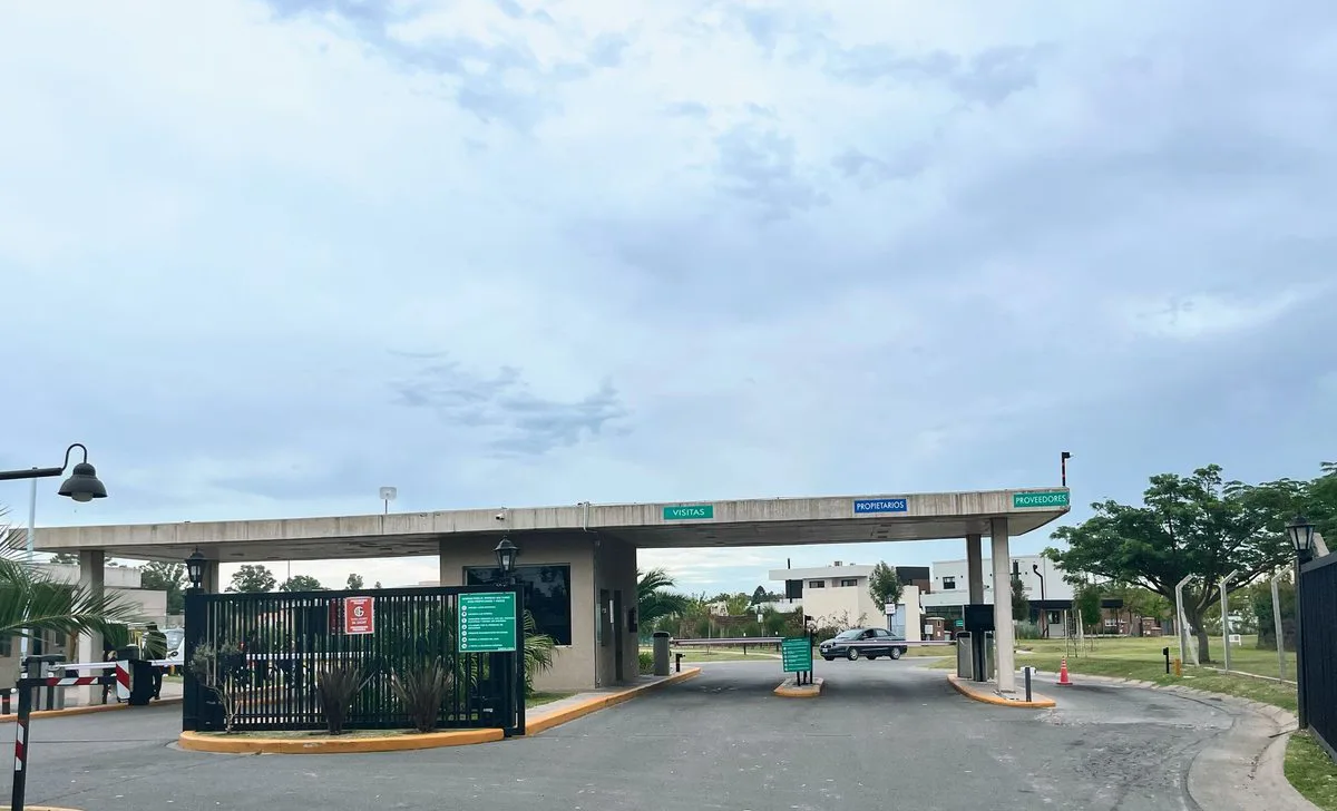 LOTE EN VENTA EN BARRIO SANTA LUCIA PILAR DEL ESTE foto 3