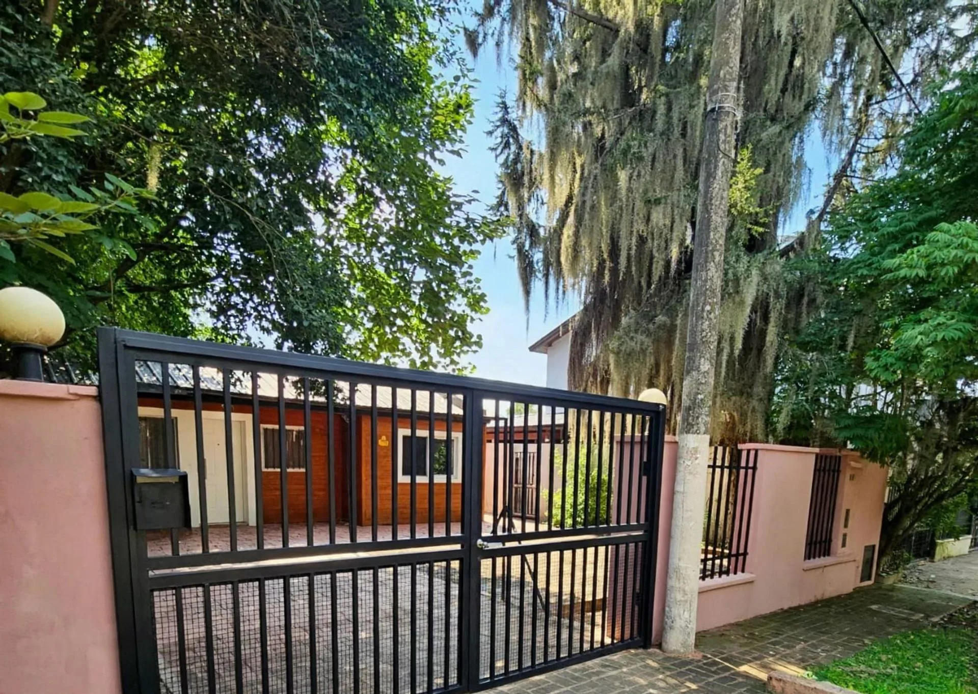 VENTA DE CASA DE DOS DORMITORIOS EN FUNES CENTRO foto 2