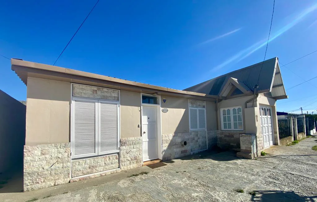 ALQUILER – CASA 4 DORMITORIOS – BARRIO MUTUAL