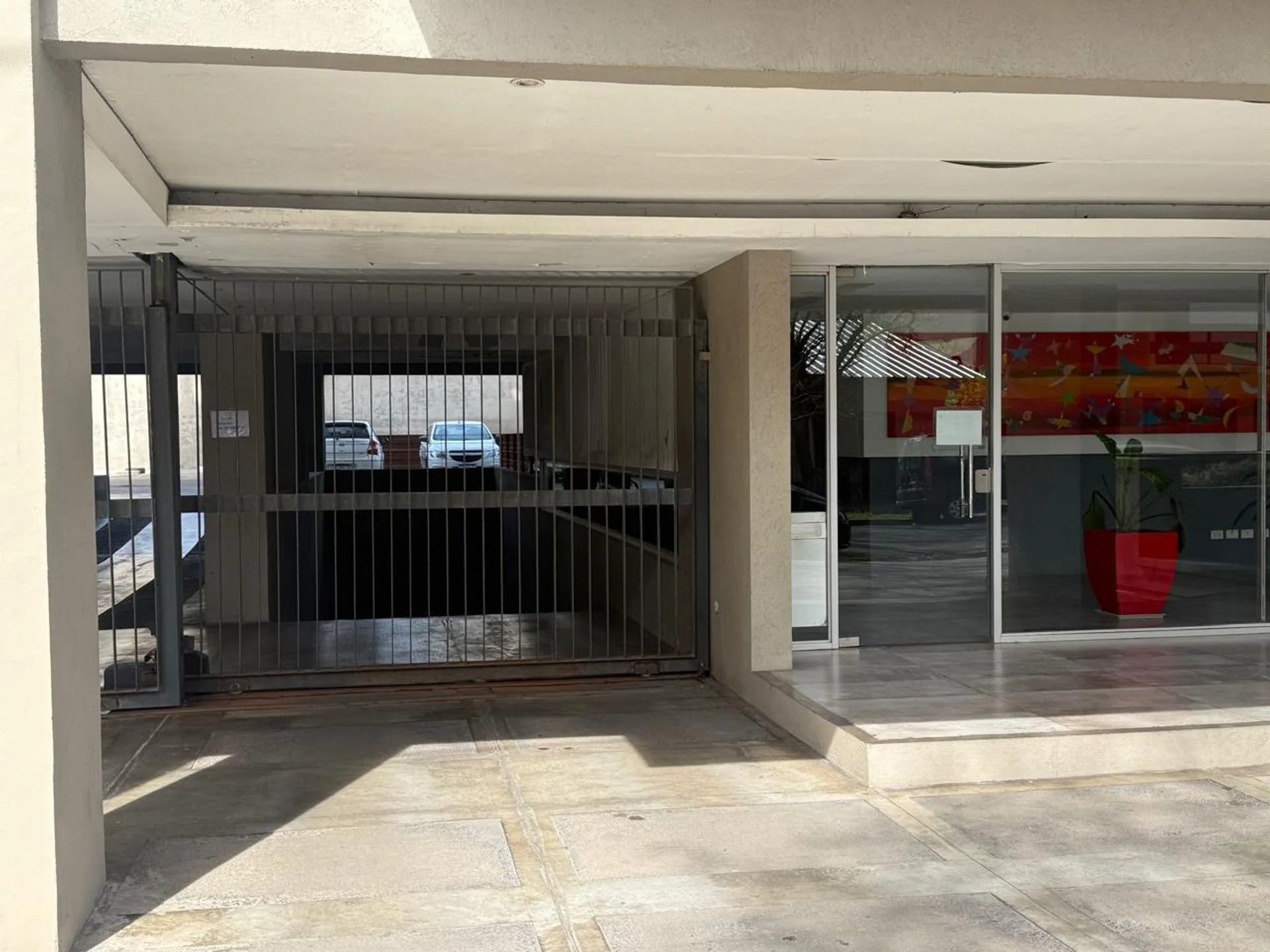 VENTA DE COCHERA "EDIFICIO LAS ALONDRAS" GUIDO 500 foto 3