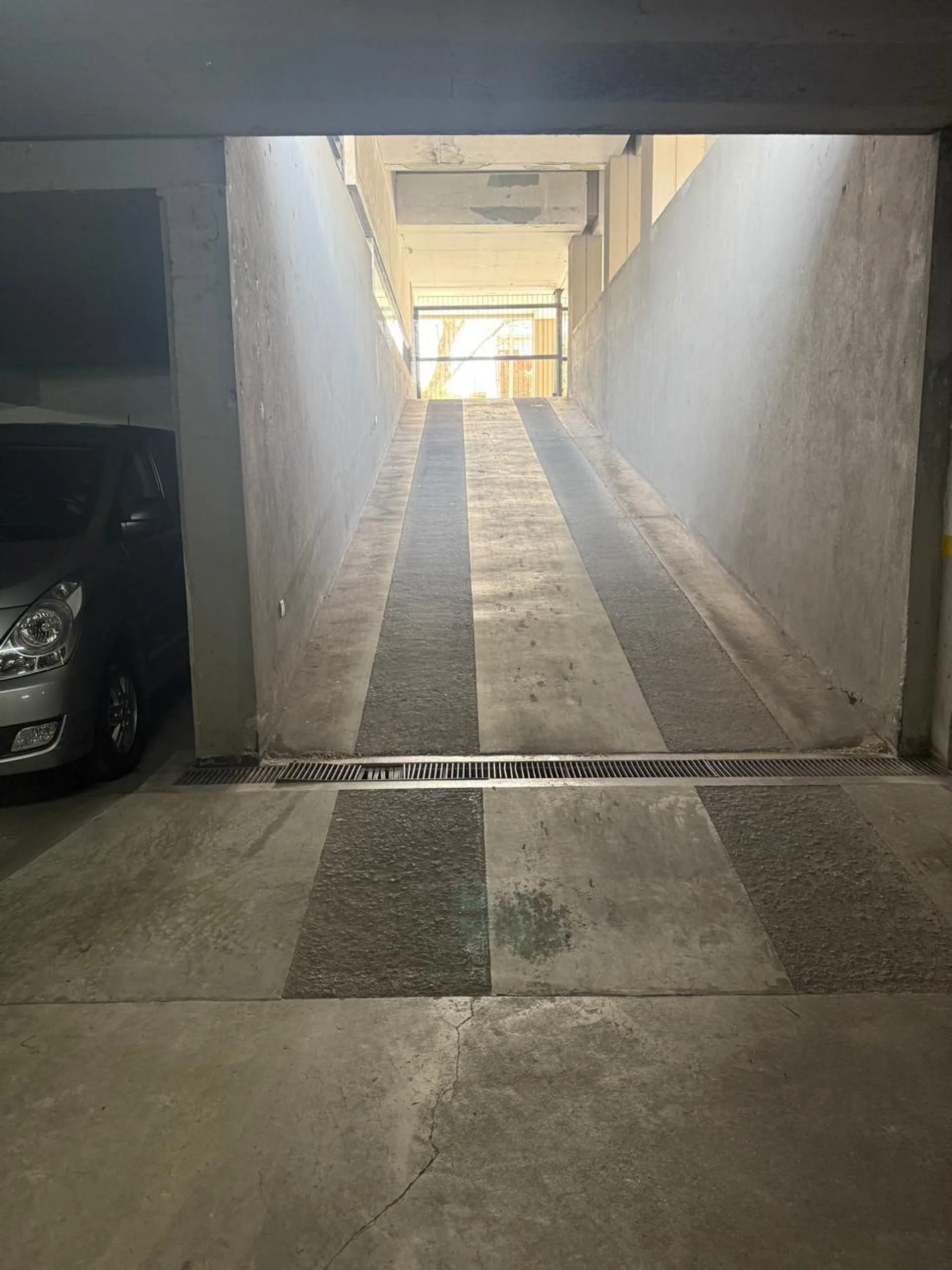 VENTA DE COCHERA "EDIFICIO LAS ALONDRAS" GUIDO 500 foto 4