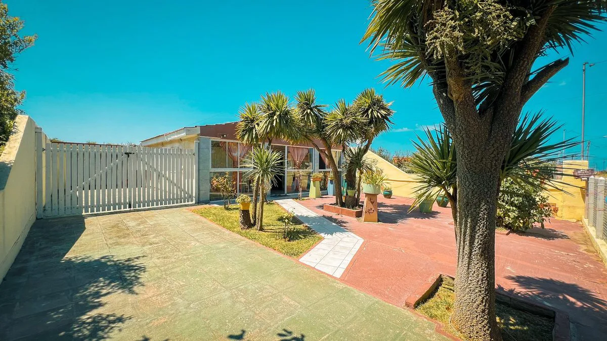 VENTA CASA 2 AMB. GARAGE DOBLE, QUINCHO Y  PARQUE foto 2