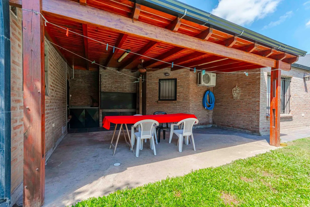 VENTA CASA 3 DORMITORIOS CON PILETA ROLDAN foto 3