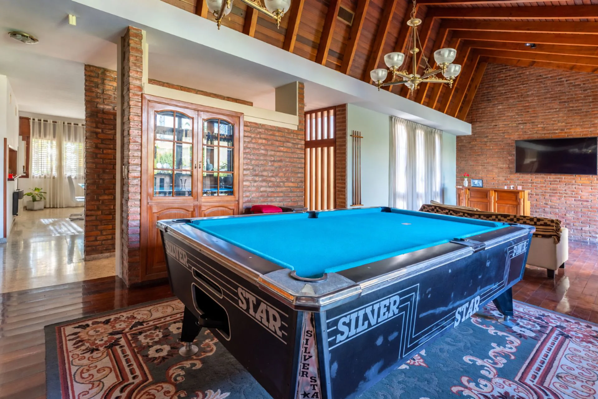 Casa 4 Dormitorios Venta La Plata Cochera y Pileta foto 2