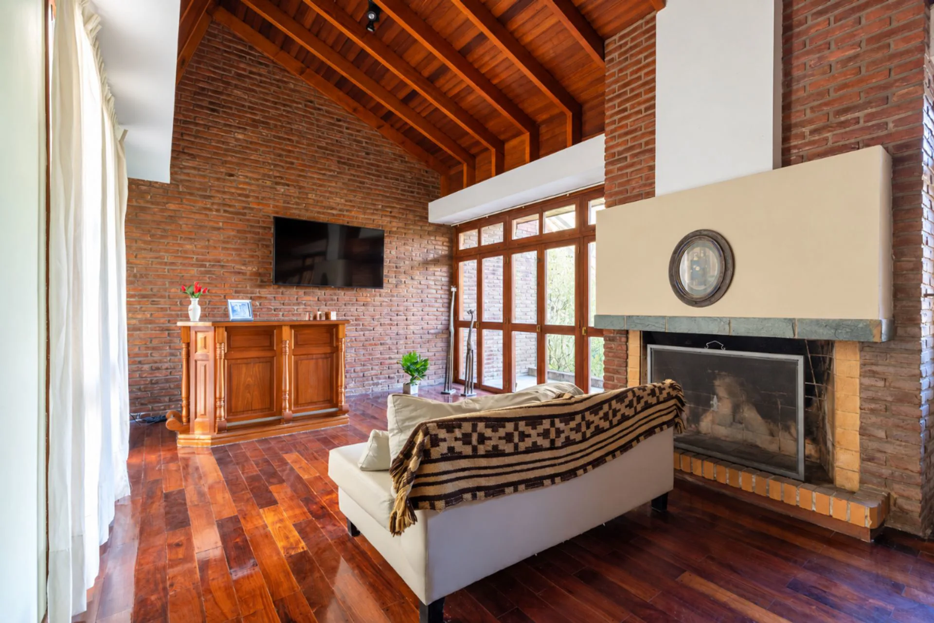 Casa 4 Dormitorios Venta La Plata Cochera y Pileta foto 3