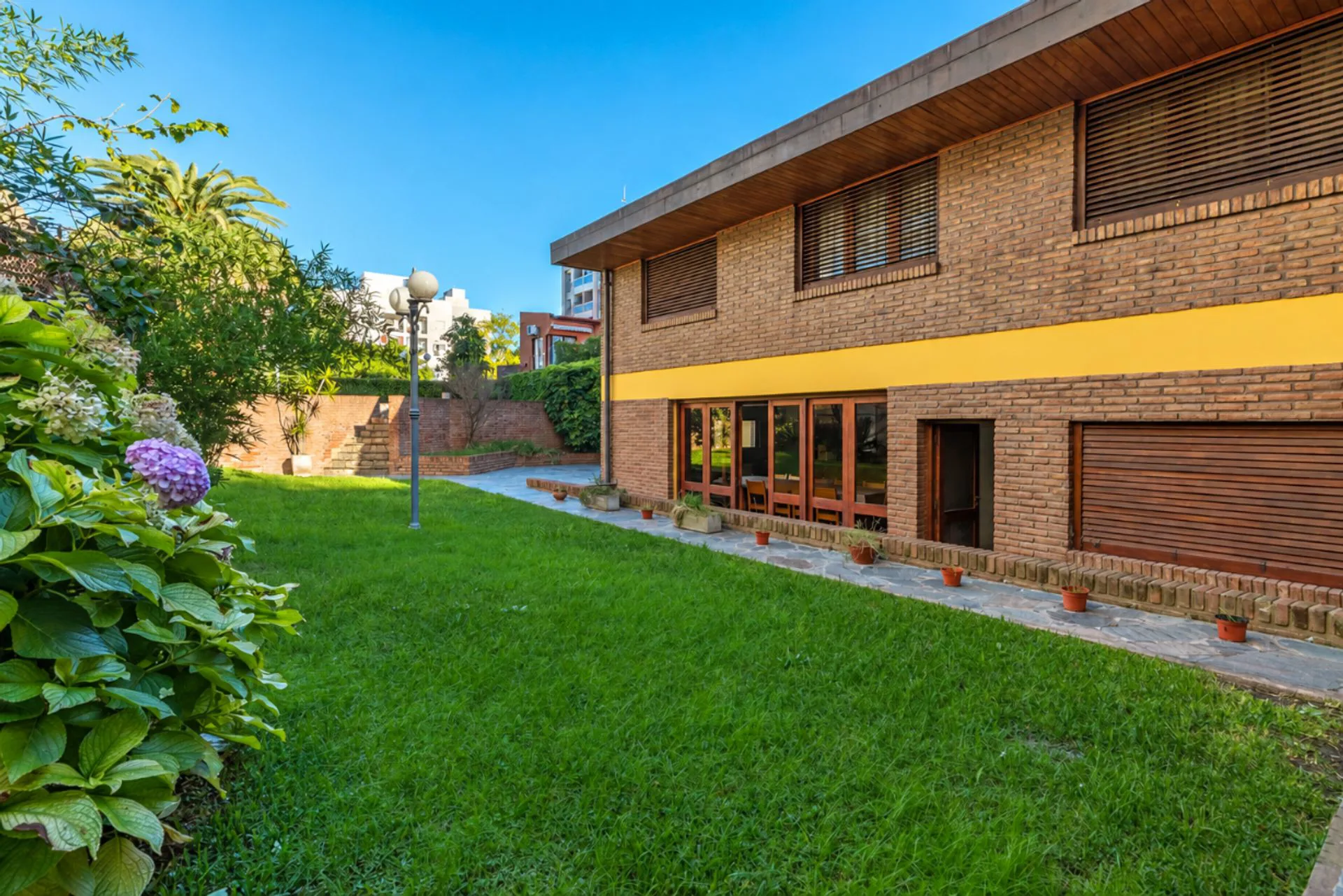 Casa 4 Dormitorios Venta La Plata Cochera y Pileta foto 4